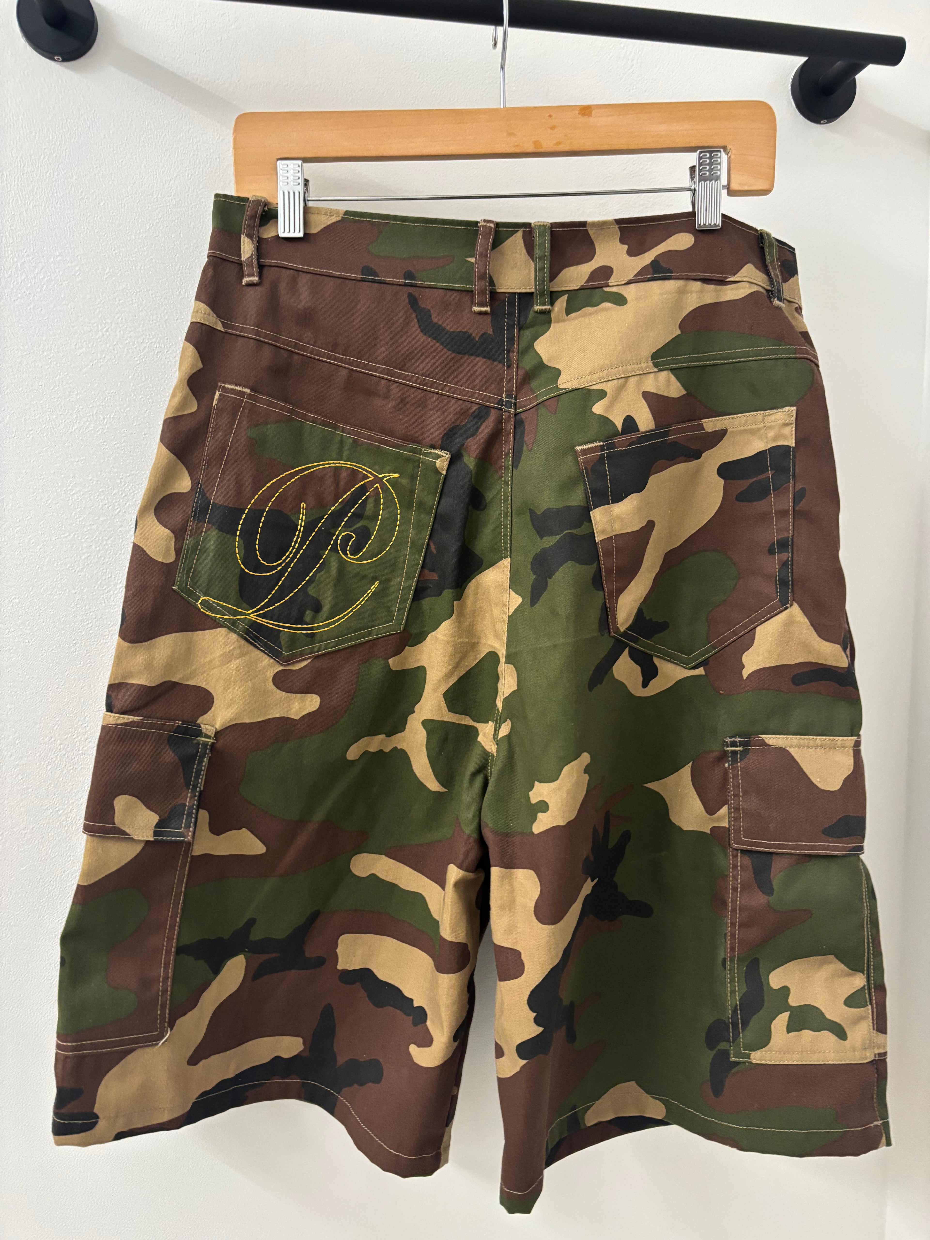 Perspective pieces "P" Camo Jorts